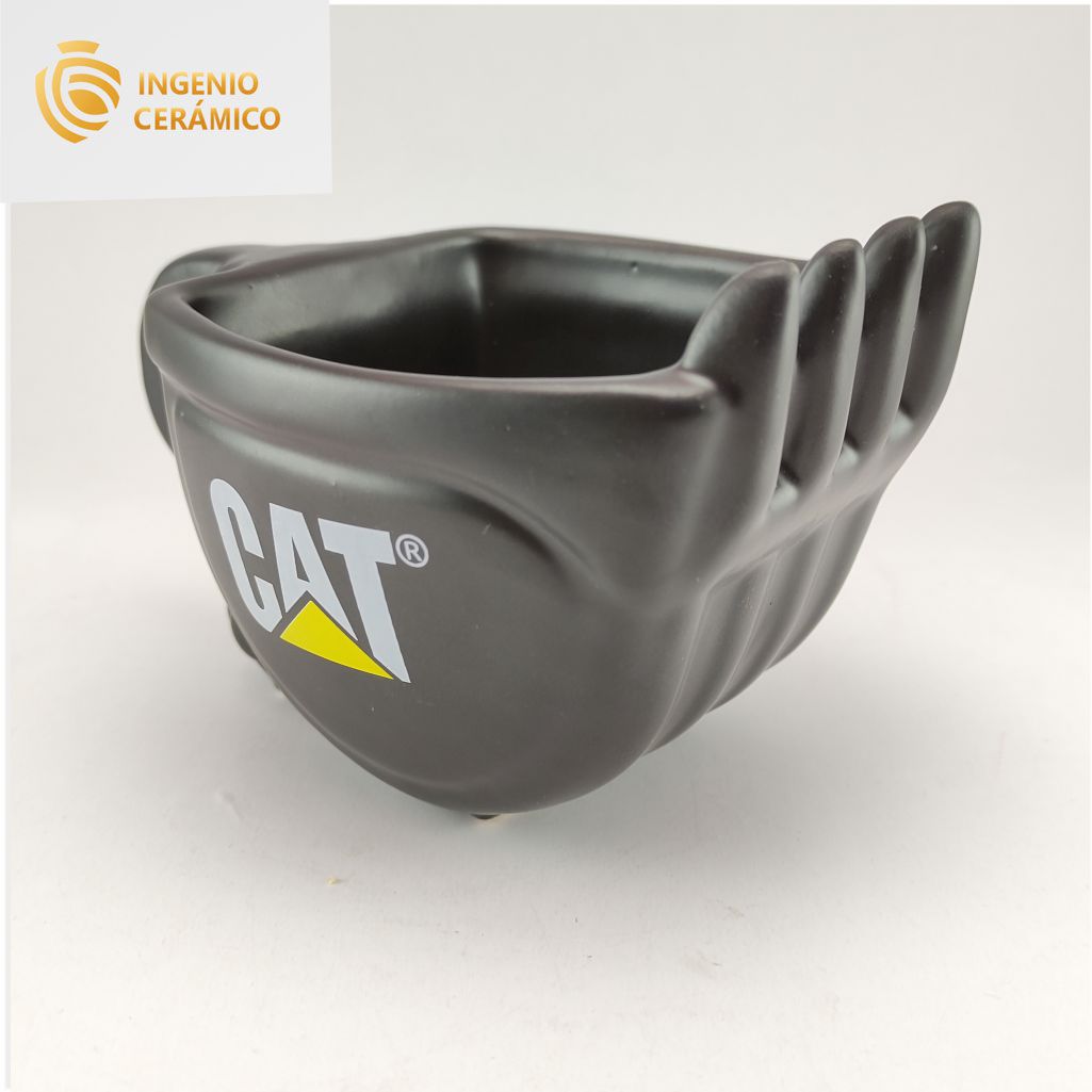 Taza excavadora negra mate con logo cat
