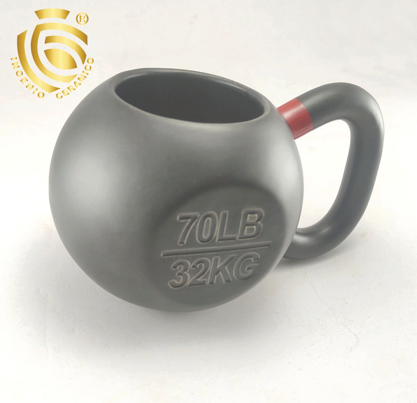 Taza Pesa Rusa capacidad 450 ml en color negro mate con gravado y detalles en rojo.