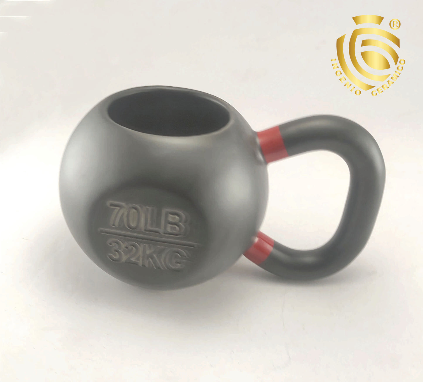 Taza Pesa Rusa capacidad 450 ml en color negro mate con gravado y detalles en rojo.