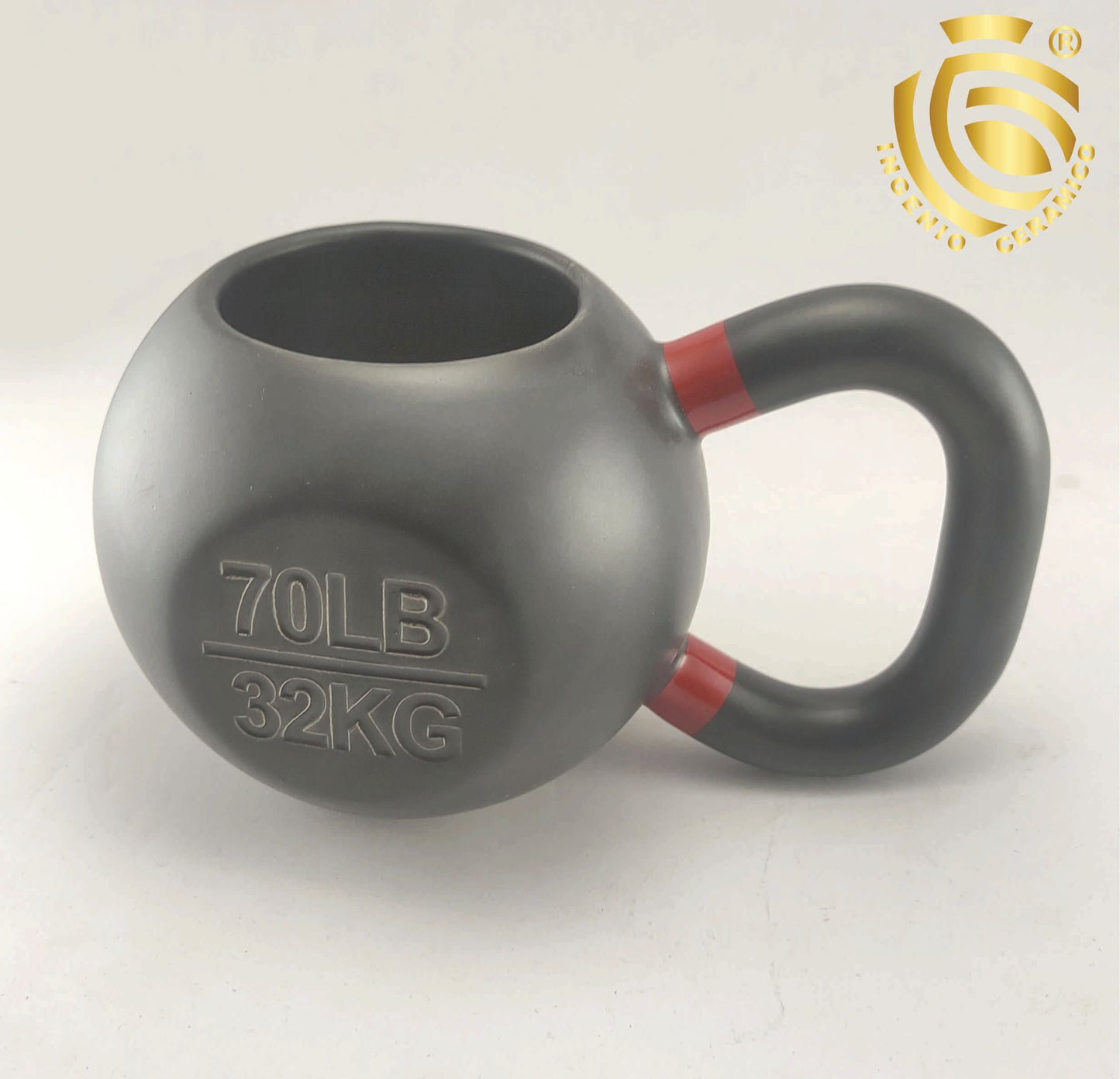 Taza Pesa Rusa capacidad 450 ml en color negro mate con gravado y detalles en rojo.