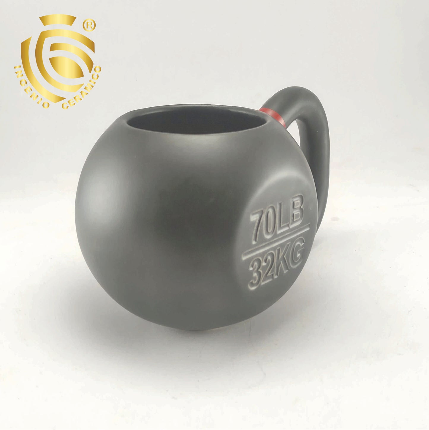 Taza Pesa Rusa capacidad 450 ml en color negro mate con gravado y detalles en rojo.