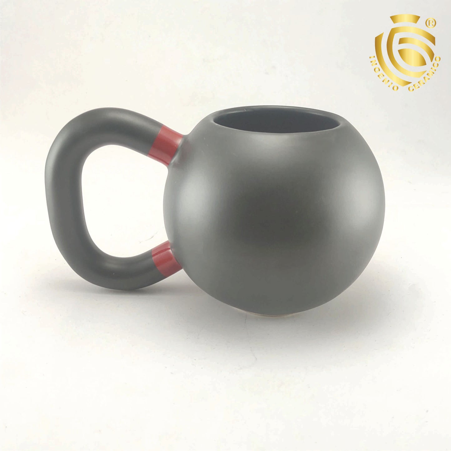 Taza Pesa Rusa capacidad 450 ml en color negro mate con gravado y detalles en rojo.