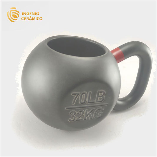 Taza Pesa Rusa capacidad 450 ml en color negro mate con gravado y detalles en rojo.